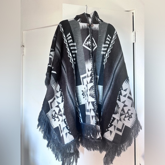 Alpaca 🦙 yarn 🧶 double sided, poncho with hoodie, Peruvian. - Picture 1 of 5